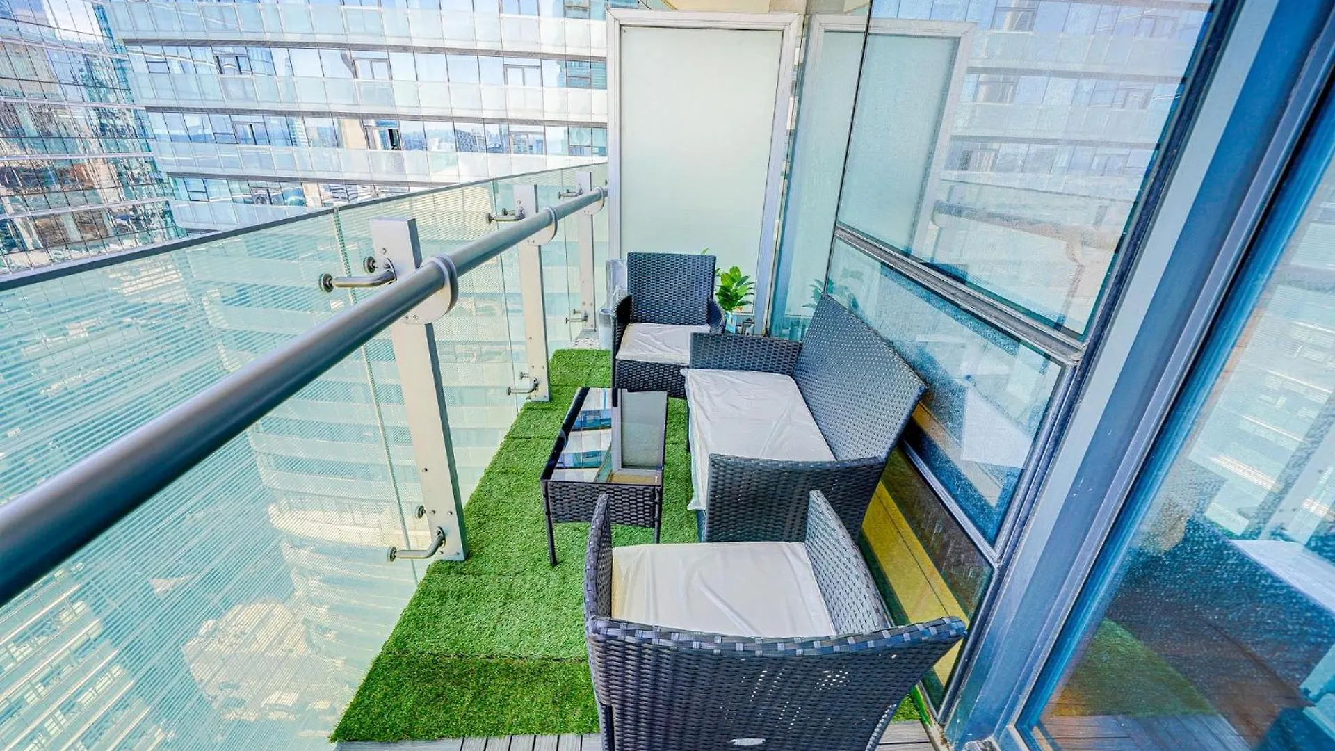 Skytree Modern Suites Toronto Canada