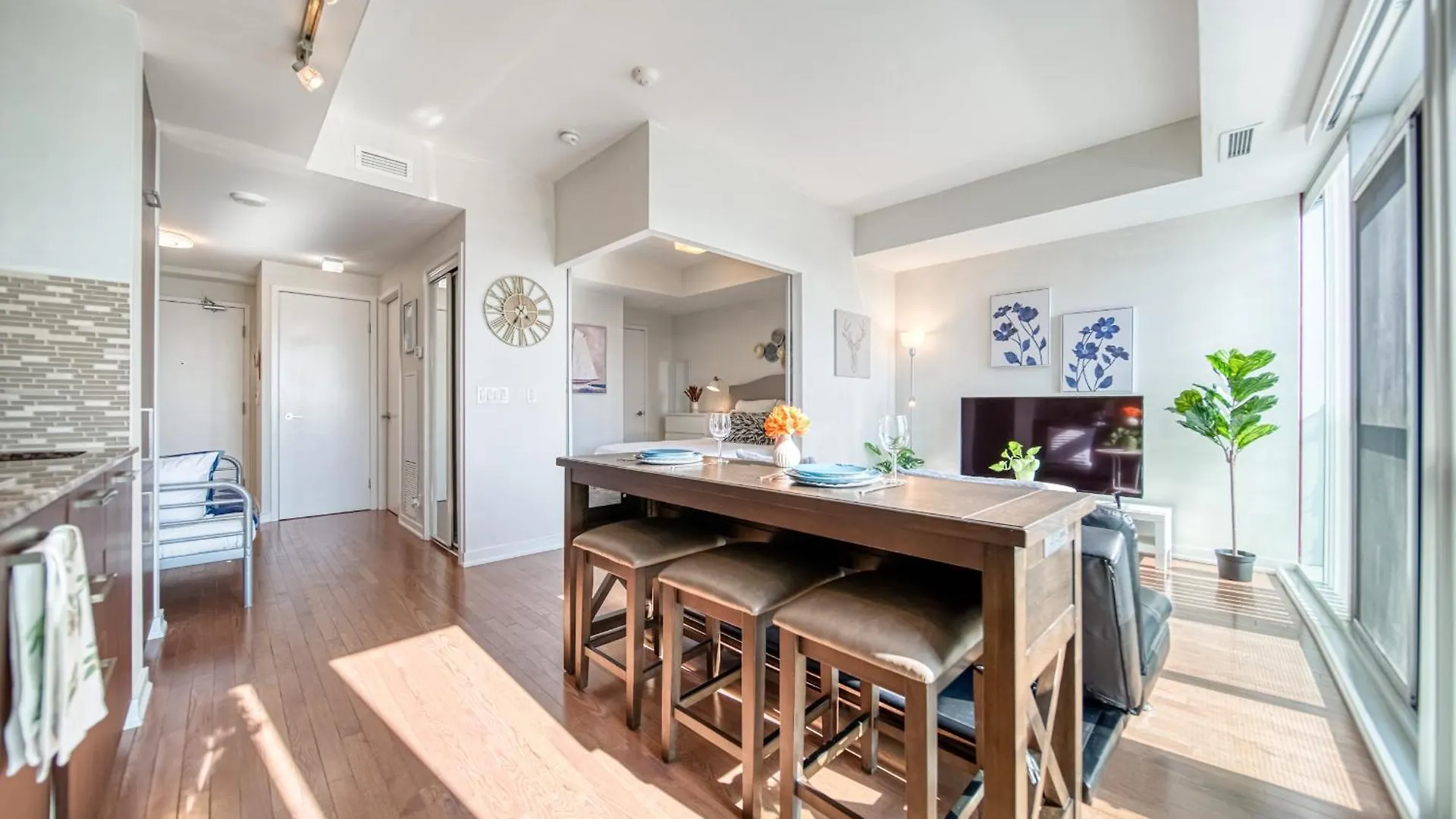 Skytree Modern Suites Toronto Apartment
