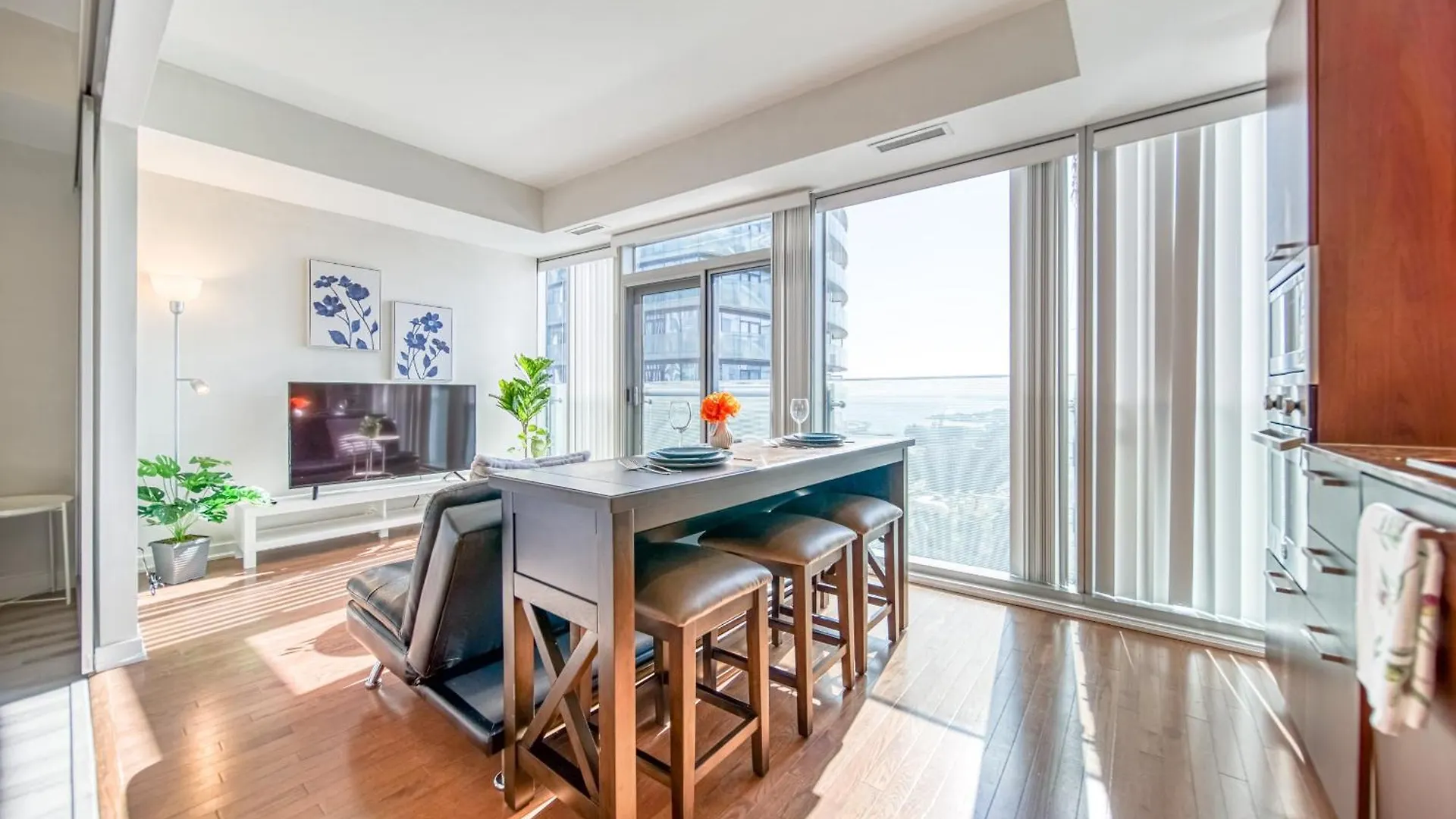Skytree Modern Suites Toronto Apartment
